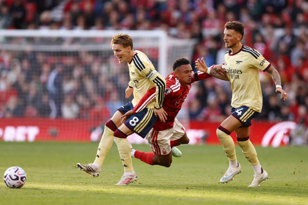 Nottingham Forest gegen Arsenal, 18. Oktober 2026, Nottingham, Premier League, Fußball: Nottingham Forest gegen Arsenal. Dan Ndoye von Nottingham Forest wird von Martin Odegaard (links) und Ben White (rechts) von Arsenal bedrängt. Foto: Jacques Feeney. Abseits. Nottingham, Großbritannien  Copyright: xJacquesxFeeneyx xOffsidexOffside