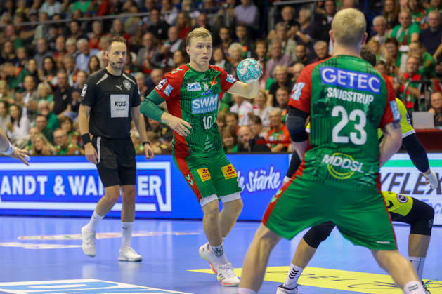 October 18, 2026, xgox, Handball: Opel HBL SC Magdeburg vs. TVB Stuttgart emspor, from left: Gisli, Thorgeir, Kristjansson (Magdeburg), 10 with the ball, plays the ball (Magdeburg)