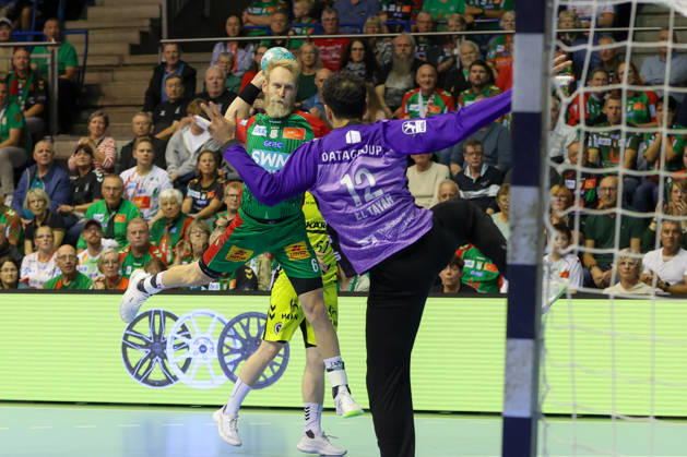 October 18, 2026, xgox, Handball Opel HBL SC Magdeburg vs. TVB Stuttgart emspor, from left: Matthias Musche (Magdeburg), 6 takes a shot, goal scorer, scores a goal, Magdeburg