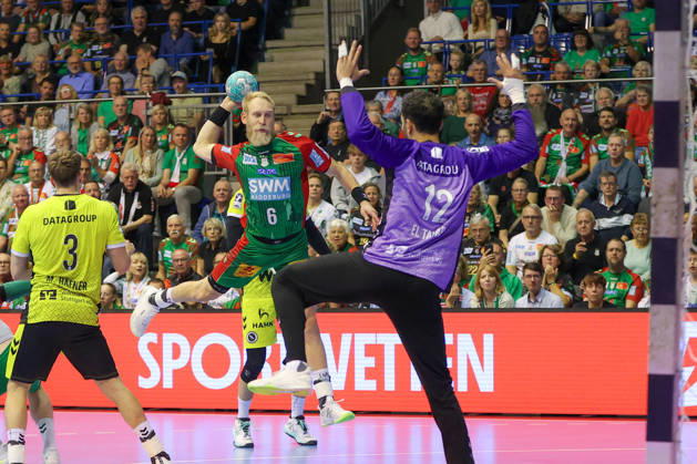October 18, 2026, xgox, Handball Opel HBL SC Magdeburg vs. TVB Stuttgart emspor, from left: Matthias Musche (Magdeburg), 6 takes a shot, goal scorer, scores a goal, Magdeburg