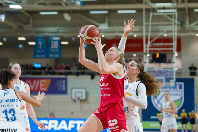 Lilly Küppers Lions, 34, Amelia Sophia Hassett Marburg, 22, Halfit Lions vs. BC Marburg Blue Dolphins, Women s Basketball, 1st Bundesliga, DBBL, Matchday 3 of the 2026–27 season, October 18, 2026, SWH Arena, Saxony-Anhalt, Germany