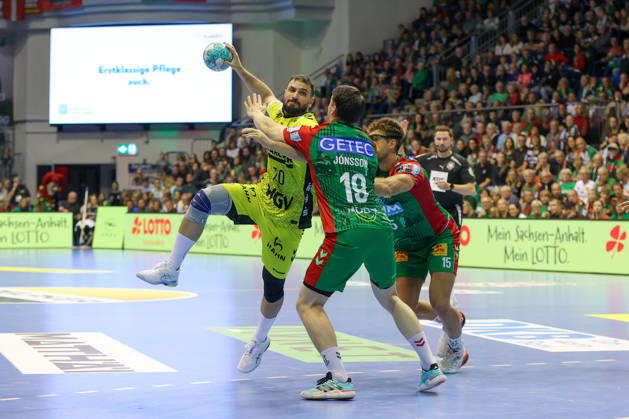 October 18, 2026, xgox, Handball Opel HBL SC Magdeburg vs. TVB Stuttgart emspor, from left: Mohamed Amine Darmoul (Stuttgart), 70, Elvar Oern Jonsson (Magdeburg), 19, tackle, duel, battle, Magdeburg