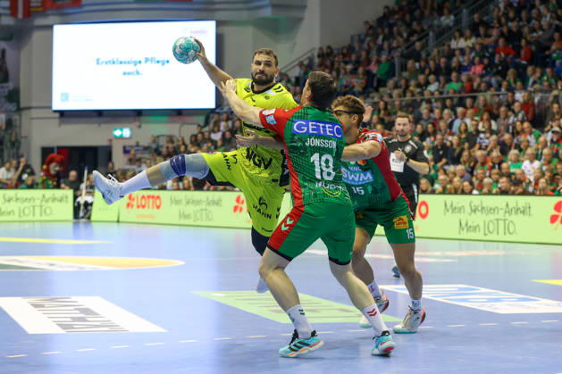 October 18, 2026, xgox, Handball Opel HBL SC Magdeburg TVB Stuttgart emspor, from left: Mohamed Amine Darmoul (Stuttgart), 70, Elvar Oern Jonsson (Magdeburg), 19, Antonio Serradilla (Magdeburg), 15; duel, battle, tackle, Magdeburg
