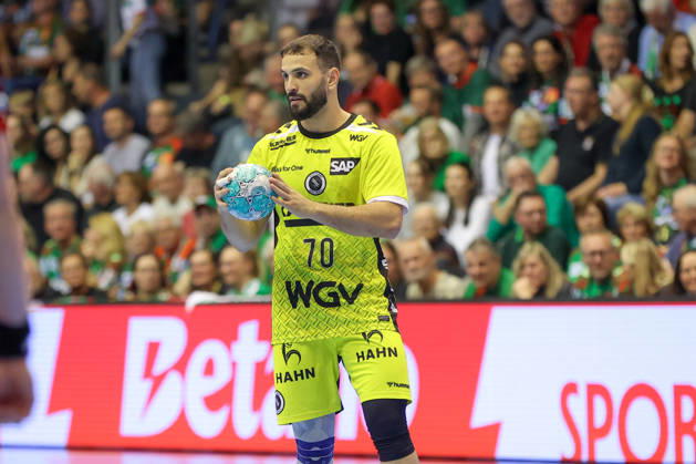 October 18, 2026, xgox, Handball: Opel HBL SC Magdeburg vs. TVB Stuttgart emspor; from left: Mohamed Amine Darmoul (Stuttgart), 70 on the ball, plays the ball (Magdeburg)