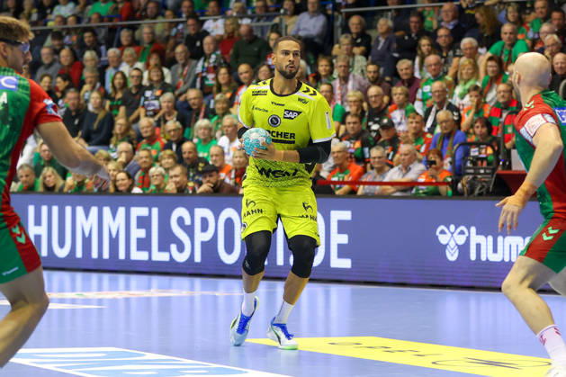 October 18, 2026, xgox, Handball: Opel HBL SC Magdeburg vs. TVB Stuttgart, emspor, from left: Philipp Ahouansou (Stuttgart), 5 on the ball, plays the ball (Magdeburg)