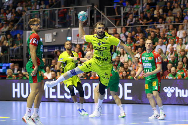 October 18, 2026, xgox, Handball Opel HBL SC Magdeburg vs. TVB Stuttgart emspor, from left: Mohamed Amine Darmoul (Stuttgart), 70 takes a shot, goal scorer, scores a goal, goal, scores the goal (Magdeburg)