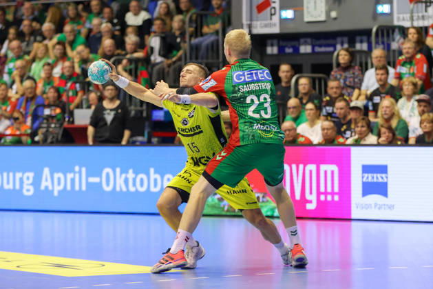 October 18, 2026, xgox, Handball Opel HBL SC Magdeburg vs. TVB Stuttgart emspor, from left: Simone Mengon (Stuttgart), 15, Magnus Saugstrup (Magdeburg), 23; duel, battle, tackle, Magdeburg
