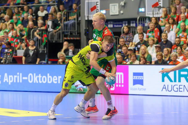 October 18, 2026, xgox, Handball Opel HBL SC Magdeburg vs. TVB Stuttgart emspor, from left: Simone Mengon (Stuttgart), 15, Magnus Saugstrup (Magdeburg), 23; duel, battle, tackle, Magdeburg