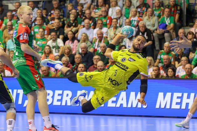 October 18, 2026, xgox, Handball Opel HBL SC Magdeburg vs. TVB Stuttgart emspor, from left: Philipp Ahouansou (Stuttgart), 5 goals, goal scorer, scores a goal, goal, scores the goal (Magdeburg)