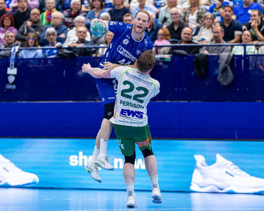 L R Lenny Rubin (TBV Lemgo Lippe), 44, in a one-on-one battle with Erik Persson (Frisch Auf Göppingen), 22, GER, TBV Lemgo Lippe vs. Frisch Auf Göppingen, Handball, 1st Bundesliga, Matchday 9, 2026–2027 season, October 18, 2026 GER, TBV Lemgo Lippe vs. Frisch Auf Göppingen, Handball, 1st Bundesliga, Matchday 9, 2026–2027 season, October 18, 2026 Lemgo Copyright: xEibner-Pressefoto JanxRollingerx EP_JSK
