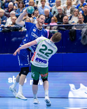 L R Lenny Rubin (TBV Lemgo Lippe), 44, in a one-on-one battle with Erik Persson (Frisch Auf Göppingen), 22, GER, TBV Lemgo Lippe vs. Frisch Auf Göppingen, Handball, 1st Bundesliga, Matchday 9, 2026–2027 season, October 18, 2026 GER, TBV Lemgo Lippe vs. Frisch Auf Göppingen, Handball, 1st Bundesliga, Matchday 9, 2026–2027 season, October 18, 2026 Lemgo Copyright: xEibner-Pressefoto JanxRollingerx EP_JSK