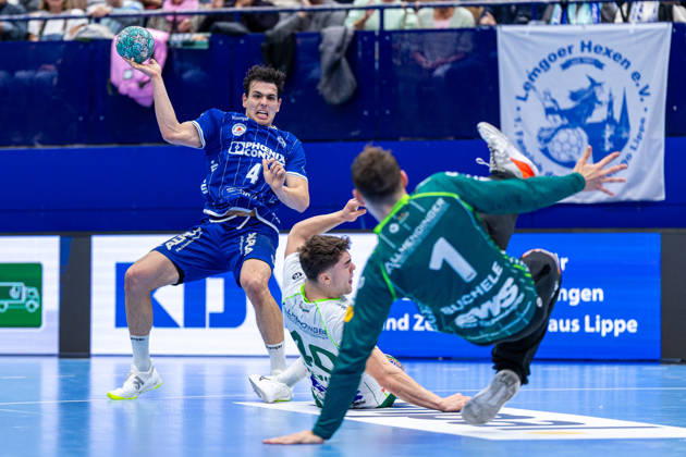 L R Samuel Zehnder, TBV Lemgo Lippe, 04 (goal throw), Elias Newel, Frisch Auf Göppingen, 40, Julian Buchele, Frisch Auf Göppingen, 01 GER, TBV Lemgo Lippe vs. Frisch Auf Göppingen, Handball, 1st Bundesliga, Matchday 9, 2026–2027 season, October 18, 2026 GER, TBV Lemgo Lippe vs. Frisch Auf Göppingen, Handball, 1st Bundesliga, Matchday 9, 2026–2027 season, October 18, 2026 Lemgo Copyright: xEibner-Pressefoto JanxRollingerx EP_JSK