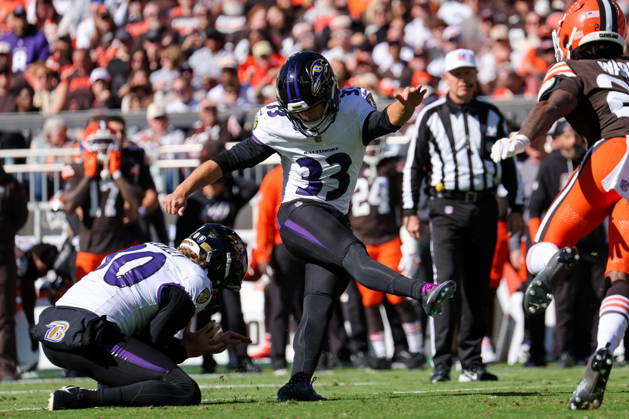 CLEVELAND, OH - OCTOBER 18: Baltimore Ravens place kicker Tyler Loop (33) kicks a 34-yard field goal during the first quarter of the National Football League game between the Baltimore Ravens and Cleveland Browns on October 18, 2026, at Huntington Bank Field in Cleveland, OH. (Photo by Frank Jansky Icon Sportswire) NFL, American Football Herren, USA OCT 18 Ravens at Browns EDITORIAL USE ONLY Icon261018009