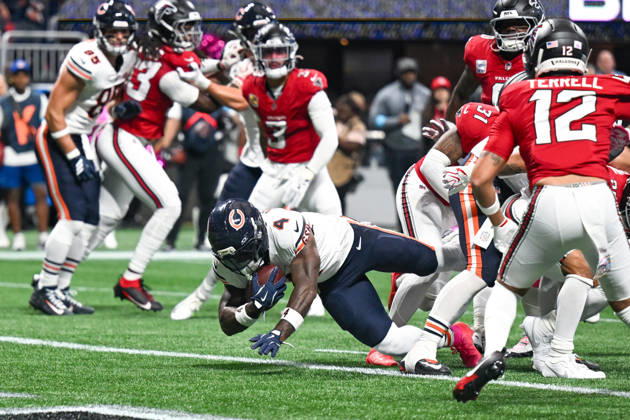 ATLANTA, GA - OCTOBER 18: Chicago running back D Andre Swift (4) score a first-half touchdown during the NFL, American Football Herren, USA game between the Chicago Bears and the Atlanta Falcons on October 18th, 2026 at Mercedes-Benz Stadium in Atlanta, GA. (Photo by Rich von Biberstein Icon Sportswire) NFL: OCT 18 Bears at Falcons EDITORIAL USE ONLY Icon261018002
