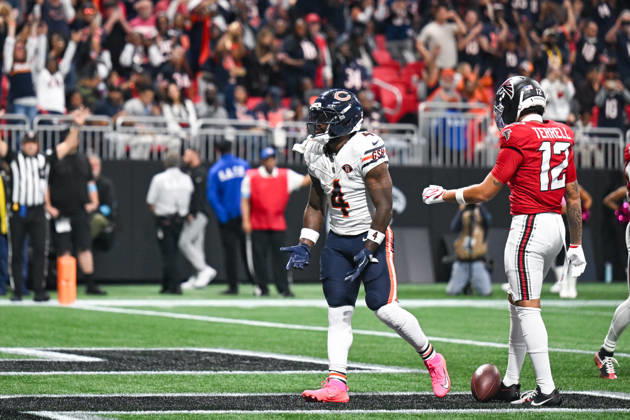 ATLANTA, GA - OCTOBER 18: Chicago running back D Andre Swift (4) reacts after scoring a touchdown during the NFL, American Football Herren, USA game between the Chicago Bears and the Atlanta Falcons on October 18th, 2026 at Mercedes-Benz Stadium in Atlanta, GA. (Photo by Rich von Biberstein Icon Sportswire) NFL: OCT 18 Bears at Falcons EDITORIAL USE ONLY Icon261018003