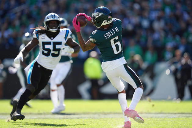 PHILADELPHIA, PA - OCTOBER 18: Philadelphia Eagles wide receiver DeVonta Smith (6) makes a reception in the first half during the game between the Carolina Panthers and Philadelphia Eagles on October 18, 2026 at Lincoln Financial Field in Philadelphia, PA. (Photo by Kyle Ross Icon Sportswire) NFL, American Football Herren, USA OCT 18 Panthers at Eagles EDITORIAL USE ONLY Icon26101807