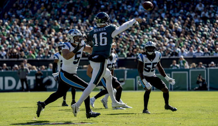 October 18, 2026, Philadelphia, Pa, USA: Oct 18, 2026; Philadelphia, PA, USA; Philadelphia Eagles quarterback Tanner McKee (16) scrambles and throws a pass during the NFL, American Football Herren, USA football matchup between the Carolina Panthers and Philadelphia Eagles during the NFL football matchup between the Carolina Panthers and Philadelphia Eagles at Lincoln Financial Field. Mandatory Credit: -Cal Media NFL 2026: Panthers Vs Eagles OCT 18  - ZUMAcs17 20261018_faf_cs17_022 Copyright: xScottxSeriox