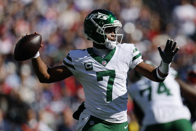 New York Jets quarterback Geno Smith makes a pass during the first half against the New England Patriots at Gillette Stadium in Foxborough, Massachusetts on Sunday, October 18, 2026.  BOP20261018001 CJxGUNTHER