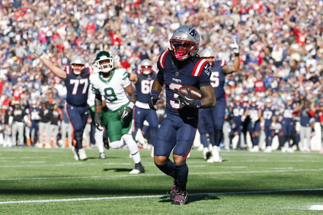 New England Patriots wide receiver DeMario Douglas scores during the first half against the New York Jets at Gillette Stadium in Foxborough, Massachusetts on Sunday, October 18, 2026. BOP20261018009 CJxGUNTHER