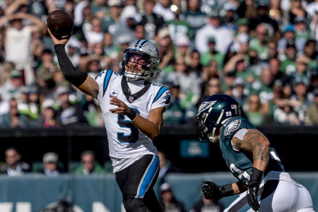 October 18, 2026, Philadelphia, Pa, USA: Oct 18, 2026; Philadelphia, PA, USA; Carolina Panthers quarterback Bryce Young (9) scrambles away from Philadelphia Eagles linebacker Zack Baun (53) during the NFL, American Football Herren, USA football matchup between the Carolina Panthers and Philadelphia Eagles at Lincoln Financial Field. Mandatory Credit: -Cal Media Philadelphia USA - ZUMAcs17 20261018_faf_cs17_029 Copyright: xScottxSeriox