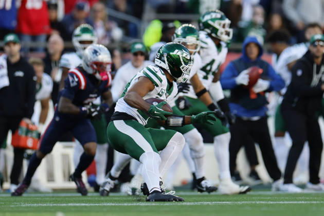 New York Jets free safety Minkah Fitzpatrick recovers the fumble during the second half against the New England Patriots at Gillette Stadium in Foxborough, Massachusetts on Sunday, October 18, 2026.  BOP20261018014 CJxGUNTHER