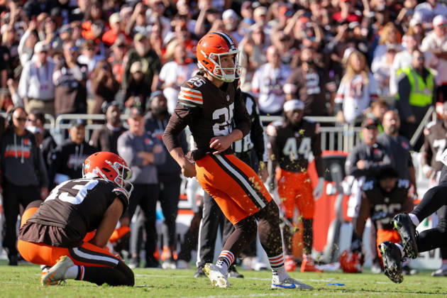 CLEVELAND, OH - OCTOBER 18: Cleveland Browns place kicker Andre Szmyt (25) and Cleveland Browns punter Corey Bojorquez (13) watch as the 37-yard field goal by Szmyt splits the uprights on the final play of the National Football League game between the Baltimore Ravens and Cleveland Browns on October 18, 2026, at Huntington Bank Field in Cleveland, OH. (Photo by Frank Jansky Icon Sportswire) NFL, American Football Herren, USA OCT 18 Ravens at Browns EDITORIAL USE ONLY Icon261018011