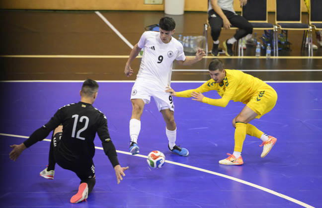 Scoring chance by Tomas Block (GER) against goalkeeper Ernestas Macenis (LIT), action, one-on-one, Futsal World Cup qualifying match: Germany vs. Lithuania 4–2, on October 18, 2026, in Mülheim an der Ruhr, Germany, at the Westenergie Sporthalle