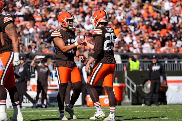 CLEVELAND, OH - OCTOBER 18: Cleveland Browns place kicker Andre Szmyt (25) celebrates with Cleveland Browns punter Corey Bojorquez (13) after kicking a 48-yard field goal during the third quarter of the National Football League game between the Baltimore Ravens and Cleveland Browns on October 18, 2026, at Huntington Bank Field in Cleveland, OH. (Photo by Frank Jansky Icon Sportswire) NFL, American Football Herren, USA OCT 18 Ravens at Browns EDITORIAL USE ONLY Icon261018020