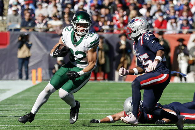 FOXBOROUGH, MA - OCTOBER 18: Isaiah Davis 32 of the New York Jets runs into Marcus Jones 25 of the New England Patriots during a game between the New England Patriots and the New York Jets on October 18, 2026, at Gillette Stadium in Foxborough, Massachusetts. (Photo by Fred Kfoury III Icon Sportswire) NFL, American Football Herren, USA OCT 18 Jets at Patriots EDITORIAL USE ONLY Icon482261018016