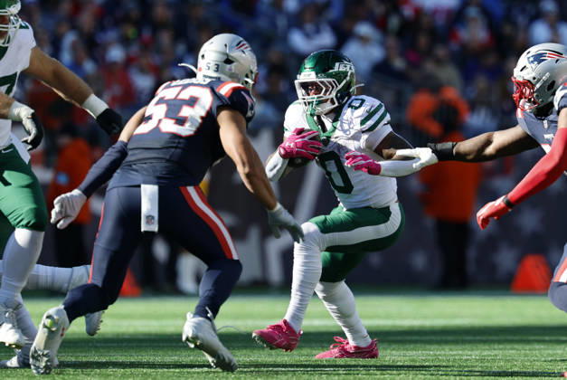 FOXBOROUGH, MA - OCTOBER 18: Braelon Allen 0 of the New York Jets carries during a game between the New England Patriots and the New York Jets on October 18, 2026, at Gillette Stadium in Foxborough, Massachusetts. (Photo by Fred Kfoury III Icon Sportswire) NFL, American Football Herren, USA OCT 18 Jets at Patriots EDITORIAL USE ONLY Icon482261018033