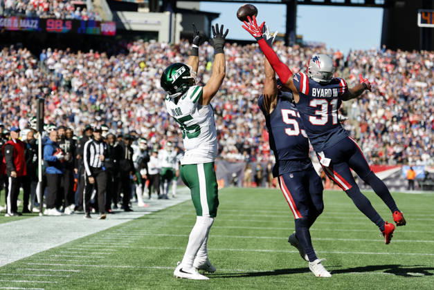 FOXBOROUGH, MA - OCTOBER 18: Kevin Byard III 31 of the New England Patriots breaks up a pass for Mason Taylor 85 of the New York Jets during a game between the New England Patriots and the New York Jets on October 18, 2026, at Gillette Stadium in Foxborough, Massachusetts. (Photo by Fred Kfoury III Icon Sportswire) NFL, American Football Herren, USA OCT 18 Jets at Patriots EDITORIAL USE ONLY Icon482261018005