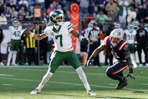 FOXBOROUGH, MA - OCTOBER 18: Geno Smith 7 of the New York Jets rears back to pass during a game between the New England Patriots and the New York Jets on October 18, 2026, at Gillette Stadium in Foxborough, Massachusetts. (Photo by Fred Kfoury III Icon Sportswire) NFL, American Football Herren, USA OCT 18 Jets at Patriots EDITORIAL USE ONLY Icon482261018040