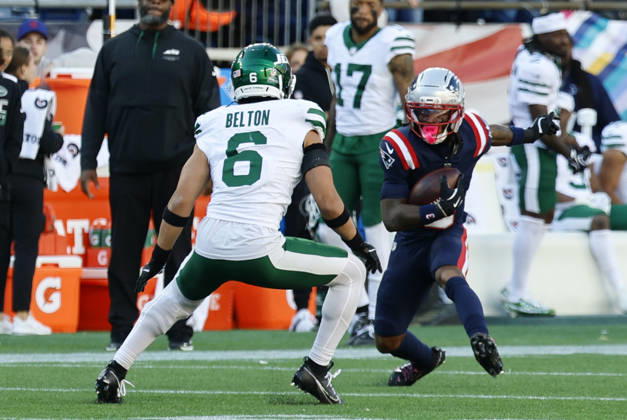 FOXBOROUGH, MA - OCTOBER 18: DeMario Douglas 3 of the New England Patriots makes a move on Dane Belton 6 of the New York Jets during a game between the New England Patriots and the New York Jets on October 18, 2026, at Gillette Stadium in Foxborough, Massachusetts. (Photo by Fred Kfoury III Icon Sportswire) NFL, American Football Herren, USA OCT 18 Jets at Patriots EDITORIAL USE ONLY Icon482261018045