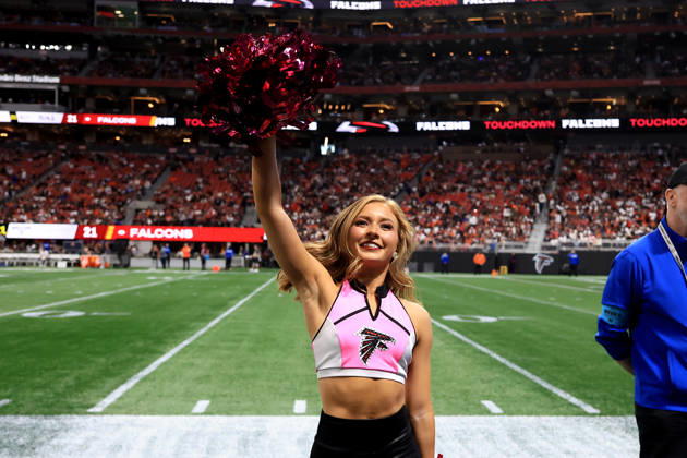 ATLANTA, GA - OCTOBER 18: A Falcons cheerleader performs during the Sunday afternoon NFL, American Football Herren, USA game between the Atlanta Falcons and the Chicago Bears on October 18, 2026 at the Mercedes-Benz Stadium in Atlanta, GA. (Photo by David J. Griffin Icon Sportswire) NFL: OCT 18 Bears at Falcons EDITORIAL USE ONLY Icon9532610180578