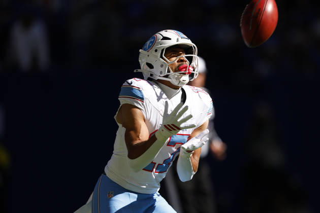 INDIANAPOLIS, IN - OCTOBER 18: Tennessee Titans wide receiver Chimere Dike (17) catches the opening kick off during and NFL, American Football Herren, USA game between the Tennessee Titans and the Indianapolis Colts on October 18, 2026 at Lucas Oil Stadium at Indianapolis, IN. (Photo by Jeffrey Brown Icon Sportswire) NFL: OCT 18 Titans at Colts EDITORIAL USE ONLY Icon101826018