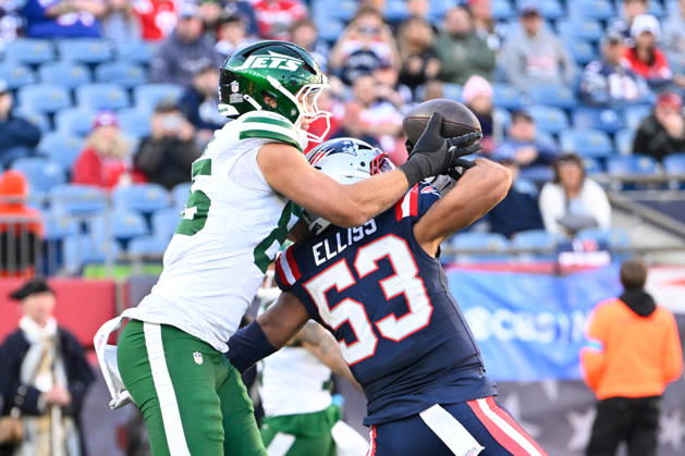 NFL, American Football Herren, USA 2026: Jets Vs Patriots OCT 18 Oct 18, 2026; Foxborough, MA, USA; New England Patriots linebacker Christian Elliss (53) breaks up a pass to New York Jets tight end Mason Taylor (85) during the second half at Gillette Stadium. Mandatory Credit: Eric Canha-Cal Media (Credit Image: Â Eric Canha Cal Sport Media) Foxborough Ma USA EDITORIAL USE ONLY Copyright: xx ZUMA-20261018_zma_c04_037.jpg EricxCanhax csmphotothree535747