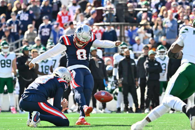 NFL, American Football Herren, USA 2026: Jets Vs Patriots OCT 18 Oct 18, 2026; Foxborough, MA, USA; New England Patriots kicker Andy Borregales (8) kicks an extra point against the New York Jets during the first half at Gillette Stadium. Mandatory Credit: Eric Canha-Cal Media (Credit Image: Â Eric Canha Cal Sport Media) Foxborough Ma USA EDITORIAL USE ONLY Copyright: xx ZUMA-20261018_zma_c04_067.jpg EricxCanhax csmphotothree535754