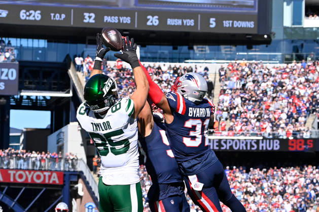 Oct 18, 2026; Foxborough, MA, USA; New England Patriots linebacker Christian Elliss (53) and safety Kevin Byard III (31) breakup a pass to New York Jets tight end Mason Taylor (85) during the first half at Gillette Stadium. Mandatory Credit: -Cal Media NFL, American Football Herren, USA 2026: Jets Vs Patriots OCT 18  - ZUMAc04_ 20261018_zma_c04_049 Copyright: xEricxCanhax