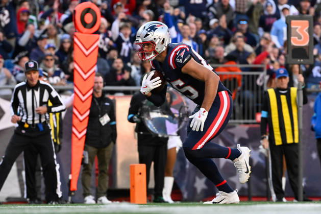 Oct 18, 2026; Foxborough, MA, USA; New England Patriots tight end Hunter Henry (85) scores a touchdown against the New York Jets during the second half at Gillette Stadium. Mandatory Credit: -Cal Media NFL, American Football Herren, USA 2026: Jets Vs Patriots OCT 18  - ZUMAc04_ 20261018_zma_c04_056 Copyright: xEricxCanhax