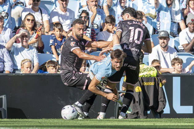 La Liga: EA Sports RC Celta vs. Deportivo Alavés. Abderrahmane Rebbach of Alavés, Javier Rodríguez of Celta, and Carles Alena of Alavés during Matchday 9: RC Celta vs. Deportivo Alavés on October 18, 2026, at Abanca Balaidos Stadium, Vigo, Spain Copyright: xLuisxLorenzox xAgenciaxLOFx
