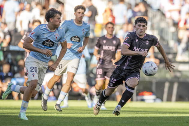 La Liga: EA Sports RC Celta vs. Deportivo Alavés. Javier Rodríguez of Celta and Carles Alena of Alavés during Matchday 9: RC Celta vs. Deportivo Alavés on October 18, 2026, at Abanca Balaidos Stadium, Vigo, Spain Copyright: xLuisxLorenzox xAgenciaxLOFx