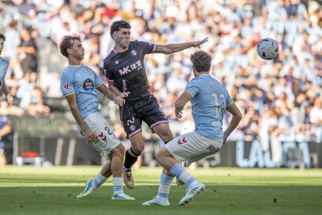 La Liga: EA Sports RC Celta vs. Deportivo Alavés. Javier Rodríguez of Celta and Carles Alena of Alavés during Matchday 9: RC Celta vs. Deportivo Alavés on October 18, 2026, at Abanca Balaidos Stadium, Vigo, Spain Copyright: xLuisxLorenzox xAgenciaxLOFx
