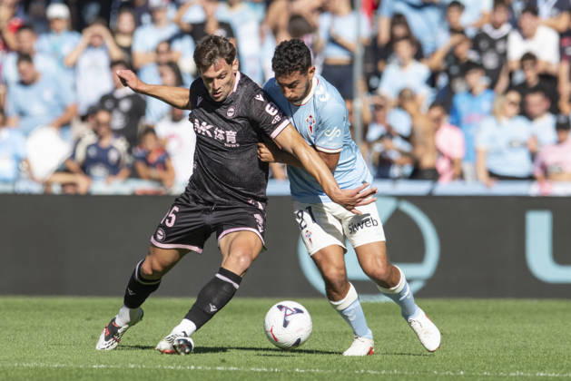 La Liga: EA Sports RC Celta vs. Deportivo Alavés. Lucas Boye of Alavés and Mihailo Ristic of Celta during Matchday 9: RC Celta vs. Deportivo Alavés on October 18, 2026, at Abanca Balaidos Stadium, Vigo, Spain Copyright: xLuisxLorenzox xAgenciaxLOFx