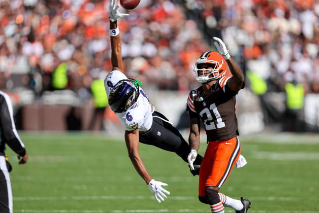 CLEVELAND, OH - OCTOBER 18: Baltimore Ravens wide receiver Ja kobi Lane (6) attempts a 1-handed catch as Cleveland Browns cornerback Denzel Ward (21) defends during the second quarter of the National Football League game between the Baltimore Ravens and Cleveland Browns on October 18, 2026, at Huntington Bank Field in Cleveland, OH. (Photo by Frank Jansky Icon Sportswire) NFL, American Football Herren, USA OCT 18 Ravens at Browns EDITORIAL USE ONLY Icon261018032
