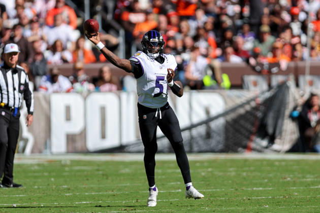 CLEVELAND, OH - OCTOBER 18: Baltimore Ravens quarterback Tyler Huntley (5) throws a pass during the second quarter of the National Football League game between the Baltimore Ravens and Cleveland Browns on October 18, 2026, at Huntington Bank Field in Cleveland, OH. (Photo by Frank Jansky Icon Sportswire) NFL, American Football Herren, USA OCT 18 Ravens at Browns EDITORIAL USE ONLY Icon261018033