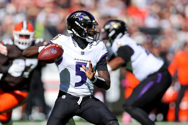 CLEVELAND, OH - OCTOBER 18: Baltimore Ravens quarterback Tyler Huntley (5) throws aa pass during the first quarter of the National Football League game between the Baltimore Ravens and Cleveland Browns on October 18, 2026, at Huntington Bank Field in Cleveland, OH. (Photo by Frank Jansky Icon Sportswire) NFL, American Football Herren, USA OCT 18 Ravens at Browns EDITORIAL USE ONLY Icon261018044