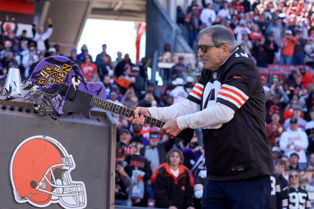 CLEVELAND, OH - OCTOBER 18: Cleveland Browns Legend quarterback Bernie Kosar smashes a Baltimore Ravens-themed guitar to hype up the crowd prior to the National Football League game between the Baltimore Ravens and Cleveland Browns on October 18, 2026, at Huntington Bank Field in Cleveland, OH. (Photo by Frank Jansky Icon Sportswire) NFL, American Football Herren, USA OCT 18 Ravens at Browns EDITORIAL USE ONLY Icon261018046
