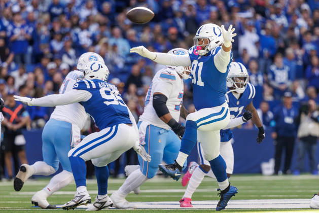 October 18, 2026, Indianapolis, Indiana, U.S: Indianapolis Colts defensive lineman JT Tuimoloau (91) tries to block a pass during the game between the Tennessee Titans and the Indianapolis Colts at Lucas Oil Stadium, Indianapolis, Indiana. NFL, American Football Herren, USA 2026 Titans 26-20 Colts  - ZUMAs304 20261018_zaf_s304_037 Copyright: xScottxStuartx