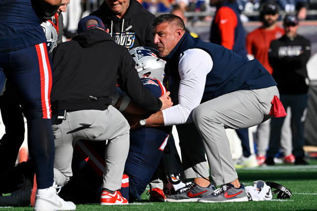 Oct 18, 2026; Foxborough, MA, USA; New England Patriots head coach Mike Vrabel helps center Ben Brown (77) to his feet during the second half against the New York Jets at Gillette Stadium. Mandatory Credit: -Cal Media Foxborough USA - ZUMAc04_ 20261018_zma_c04_041 Copyright: xEricxCanhax