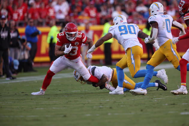 KANSAS CITY, MO - OCTOBER 18: Kansas City Chiefs tight end Noah Gray (83) runs the ball during the first half against the Los Angeles Chargers on October 18th, 2026 at Arrowhead Stadium in Kansas City, Missouri. (Photo by Icon Sportswire) NFL, American Football Herren, USA OCT 18 Chargers at Chiefs EDITORIAL USE ONLY Icon2026101801959